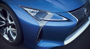 A TERMÉSZETES FÉNY JÁTÉKA: EGYEDI FÉNYEZÉST KAPOTT A LEXUS SZUPERSPORT KUPÉJA